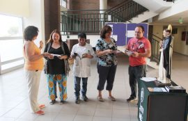 Entrega de información de Santo Tomás en stand alusivo en la sede.