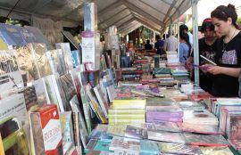 libreros en feria del libro